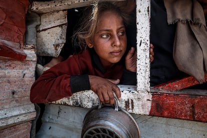 Una niña espera para recibir comida de una ONG, este sábado en Ciudad de Gaza.
