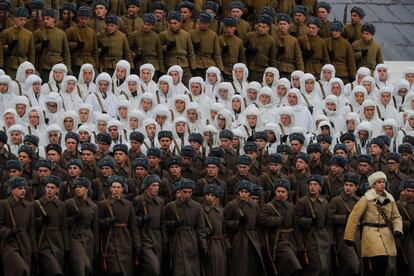 Soldados rusos con uniformes históricos participan en un ensayo del 78º desfile conmemorativo de la batalla de Moscú de 1941, en la Plaza Roja de Moscú (Rusia). 