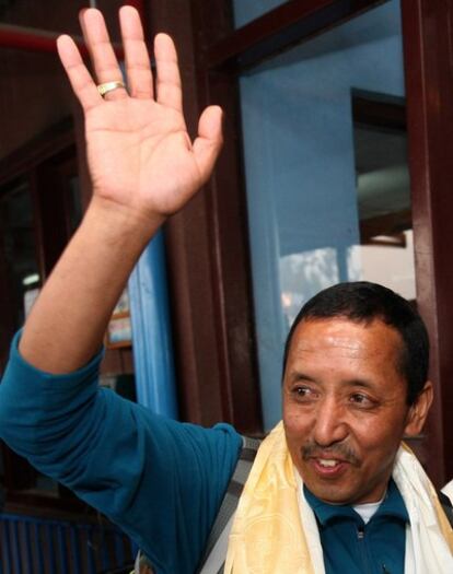 Apa Sherpa, en el aeropuerto de Katmandú antes de volar hacia Lukla (a 160 kilómetros al noreste) para iniciar su vigésima ascensión al Everest, donde esparcirá las cenizas de Edmund Hillary.