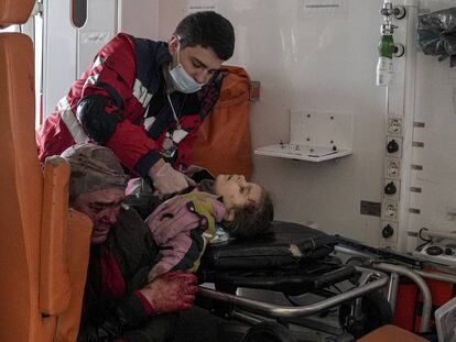 Las autoridades ucranias han elevado este domingo a 352 los civiles muertos tras la invasión del país por el Ejército ruso, entre ellos 14 niños. En la imagen, un sanitario atiende a una niña herida por un bombardeo en un hospital de la ciudad ucrania de Mariupol.