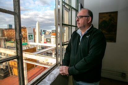 Diego Sethson mira desde una de las ventanas del chalé que mandó a construir su bisabuelo frente al famoso Obelisco de Buenos Aires, el 31 de octubre de 2022.