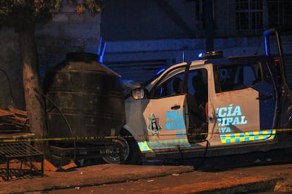El vehículo en el que patrullaban los cuatro policías asesinados, en la ciudad de Celaya, el 24 de enero de 2024.