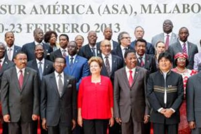 Fotografía cedida por Presidencia de Brasil hoy, viernes 22 de febrero de 2013, de la mandataria brasileña, Dilma Rousseff (c), y su par de Bolivia, Evo Morales (d), durante la foto oficial de la III Cumbre del foro de cooperación América del Sur-África (ASA) en Malabo (Guinea Ecuatorial).