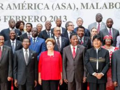 Fotografía cedida por Presidencia de Brasil hoy, viernes 22 de febrero de 2013, de la mandataria brasileña, Dilma Rousseff (c), y su par de Bolivia, Evo Morales (d), durante la foto oficial de la III Cumbre del foro de cooperación América del Sur-África (ASA) en Malabo (Guinea Ecuatorial).