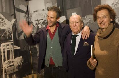 Los condes de Sert junto a su hijo en la presentación de la exposición 'El archivo fotográfico del modelo'.