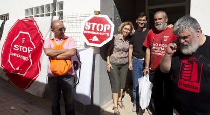 Miembros de la PAH y tres de los ocupantes del edificio de Aldaia.