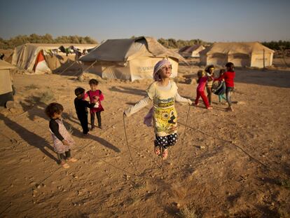 Un grupo de refugiados sirios juega en el campo jordano de Mafraq, en julio de 2015.