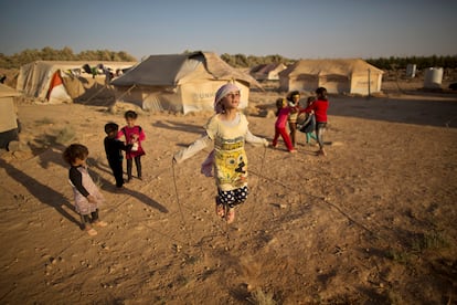 Un grupo de refugiados sirios juega en el campo jordano de Mafraq, en julio de 2015.