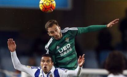 Pezzella salta con Jonathas.
