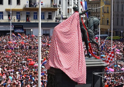 Una bandera sirve de capa a la estatua de Ban Jelacic en plaza principal de Zagreb donde miles de aficionados esperan a su selección. 
