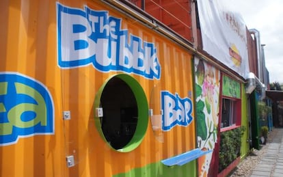 Restaurantes de comida rápida 'high end' alojados en viejos contenedores industriales reciclados en la Container City de Bogotá.