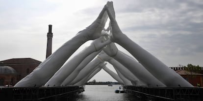 Detalhe da escultura do artista italiano Lorenzo Quinn, instalada sobre uma ponte de canal veneciano no antigo astaleiro de Arsenale.