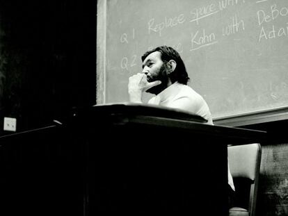 Julio Cort&aacute;zar escucha a un alumno en Berkeley.