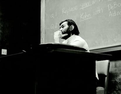 Julio Cort&aacute;zar escucha a un alumno en Berkeley.