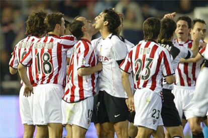 Varios jugadores se encaran tras un lance del partido.