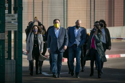Oriol Junqueras, con mascarilla amarilla, y Raül Romeva, a su derecha, salen a pie del recinto penitenciario acompañados por miembros de Esquerra, el pasado 29 de enero.