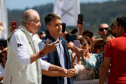 El rey emérito ha mantenido breves conversaciones con los congregados, antes de entrar en las instalaciones del club.