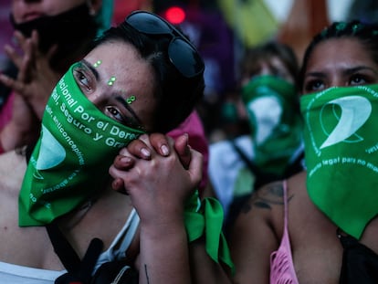 Mujeres en protesta afuera de la Cámara de Dipiutados de Argentina en diciembre de 2020.