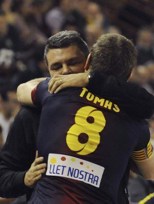 Pascual se abraza con el capitán, Victor Tomàs, el martes tras ganar la Liga.