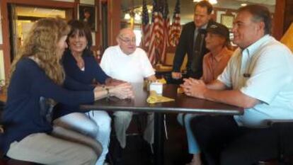 Grupo de republicanos conversa em Jackson, Michigan, cidade em que nasceu o partido, há 163 anos.