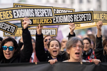 Varias personas sujetan carteles durante la manifestación por el Día contra la Violencia Machista, el 25 de noviembre de 2023, en Madrid (España).