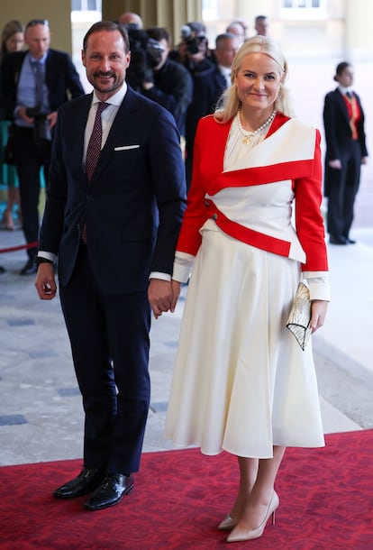 Haakon de Noruega ha sido otro de los herederos de las monarquías europeas invitado a la recepción. En la imagen, a su llegada junto a su esposa la princesa Mette-Marit.