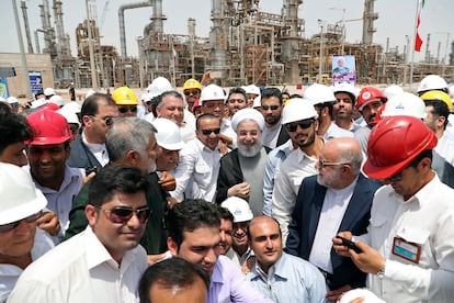 El presidente iraní, Hasán Rohaní, en la inauguración de una refinería en Bandar Abbas, Irán, en abril de 2017.