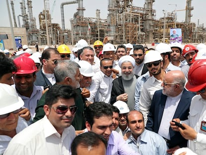 El presidente iraní, Hasán Rohaní, en la inauguración de una refinería en Bandar Abbas, Irán, en abril de 2017.