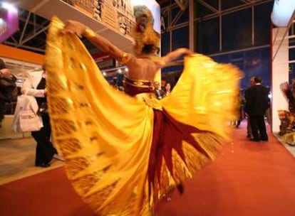 Danza tradicional en el espacio de Indonesia en Fitur, la feria de turismo de Madrid abierta desde el miércoles en el recinto ferial Juan Carlos I.