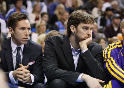 Steve Nash y Pau Gasol, lesionados, miran el partido desde el banquillo.