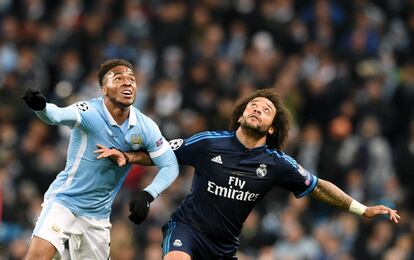 Marcelo y Sterling luchan por el balón durante la ida de las semifinales de Champions.   