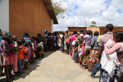 En febrero de 2016 fue declarado un nuevo brote de cólera en Lusaka, capital de Zambia, una ciudad que no se veía afectada por esta enfermedad desde el año 2010. Fue entonces cuando Médicos Sin Fronteras (MSF), en colaboración con el Ministerio de Sanidad y la Organización Mundial de Salud (OMS), lanzó una campaña de vacunación para proteger a las 500.000 personas que corrían mayor riesgo de caer enfermos. Desde el inicio de esta crisis y hasta el pasado 7 de abril, se han notificado un total de 664 casos y 12 muertes en esta ciudad.