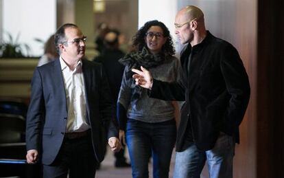 Turull (CDC), Rovira (ERC) y Romeva (independiente), en el Parlament.