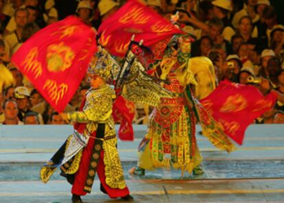 Un grupo bailarines chinos, danzan durante la ceremonia de clausura. La próxima sede de los Juegos Olímpicos será en Pekín.