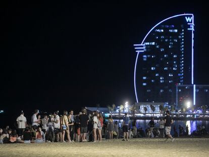 Botellón en la playa de la Barceloneta, en Barcelona, el 3 de julio.