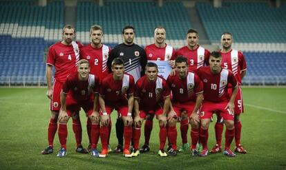 Primera alineación oficial de Gibraltar, ante Eslovaquia. Desde la izquierda, arriba: Danny Higginbotham, Scott Wiseman, Jordan Perez, Roy Chipolina, Joseph Chipolina y Ryan Casciaro; abajo: Adam Priestley, Jeremy Lopez, Robert Guilling, Daniel Duarte y Liam Walker.