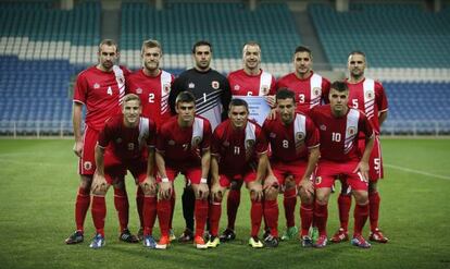 Primera alineaci&oacute;n oficial de Gibraltar, ante Eslovaquia. Desde la izquierda, arriba: Danny Higginbotham, Scott Wiseman, Jordan Perez, Roy Chipolina, Joseph Chipolina y Ryan Casciaro; abajo: Adam Priestley, Jeremy Lopez, Robert Guilling, Daniel Duarte y Liam Walker.