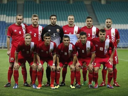 Primera alineaci&oacute;n oficial de Gibraltar, ante Eslovaquia. Desde la izquierda, arriba: Danny Higginbotham, Scott Wiseman, Jordan Perez, Roy Chipolina, Joseph Chipolina y Ryan Casciaro; abajo: Adam Priestley, Jeremy Lopez, Robert Guilling, Daniel Duarte y Liam Walker.