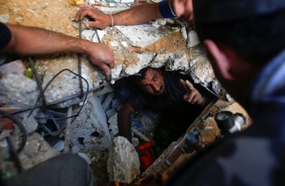 Personal de rescate buscan supervivientes entre los escombros de un edificio en Gaza, este domingo. El papa Francisco ha pedido el fin de los combates en el día, en que está prevista una reunión del Consejo de Seguridad de la ONU para abordar la situación en Israel y Palestina.