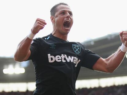 Chicharito celebra su segundo gol frente al Southampton. 