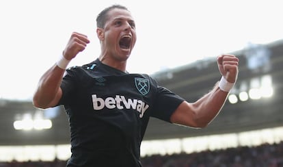 Chicharito celebra su segundo gol frente al Southampton.
