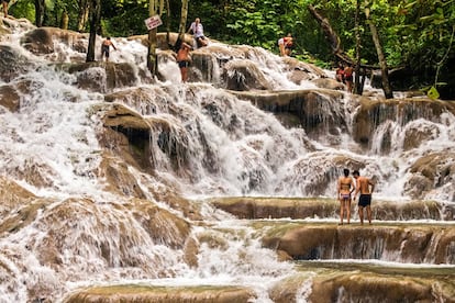 <a href="https://www.viajarjamaica.com/" target="_blank">Jamaica</a> es otra de las grandes islas del Caribe que hunde profundamente sus raíces en África. Es un país de extremos y de grandes bellezas, que sorprende por sus verdes montañas, pero también por su música, el mundo de los rastafaris o las playas. Para conocer Jamaica hay que vivirla porque tiene una cultura rica y diversa que sorprende siempre y que nos hace alejarnos del turismo de sol y playa de otras islas de la zona. Si queremos descubrir playas casi vírgenes, podemos ir por ejemplo a la costa suroeste, un paraíso clandestino para los escasos visitantes no autóctonos que llegan hasta aquí. Su mayor regalo es Treasure Beach, con sus vacas pastando en los prados, su ritmo de vida tranquilo y rural en medio de una zona fértil de ricos campos rodeados por montañas. En la foto, las cascadas de Dunn's River.