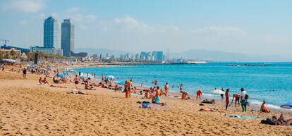 Panorámica de la playa de Sant Sebastià, en Barcelona.