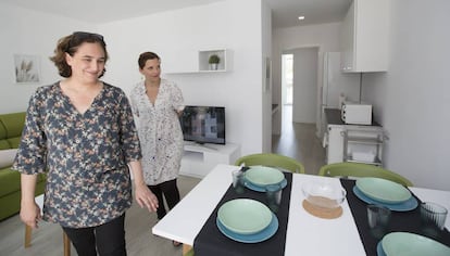 Ada Colau y Laia Ortiz visitan la exposición de pisos piloto del proyecto APROP de viviendas de alquiler prefabricadas.