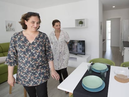 Ada Colau y Laia Ortiz visitan la exposición de pisos piloto del proyecto APROP de viviendas de alquiler prefabricadas.