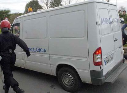 Simpatizantes del preso etarra José Ignacio de Juana Chaos se acercan a la ambulacia que le ha trasladado al hospital Donostia de San Sebastián. Unas doscientas personas esperaban a De Juana en el exterior del hospital desde antes de las dos de la tarde con ikurriñas y carteles, unos con fotografías de los presos y otros con consignas a favor de los reclusos etarras.