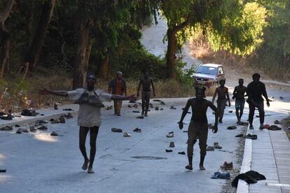 Un grupo de migrantes tras haber saltado la valla de Ceuta se dirige al CETI local.