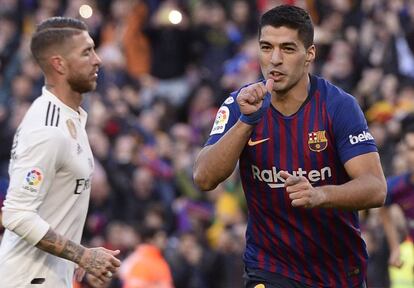 Luis Suárez celebra el segundo gol del Barça ante Sergio Ramos.