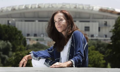 Mercedes Coghen, frente al estadio Wanda Metropolitano, en Madrid.