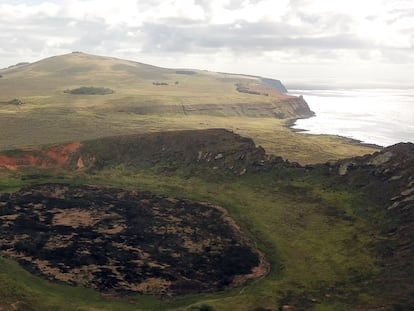 Fotografía cedida por la Comunidad Ma'u Henua del lugar donde se encontró un nuevo moái en la isla chilena de Rapa Nui (Chile).